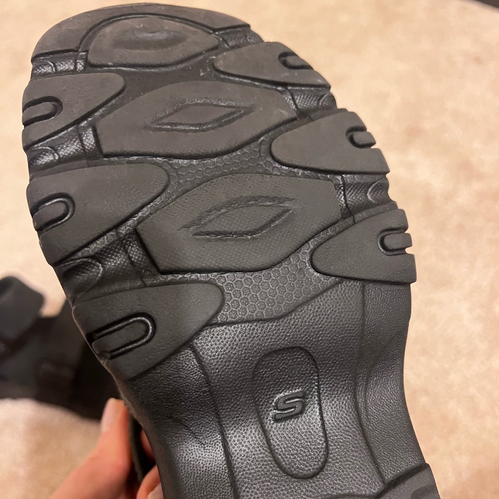 Skechers luxe foam sandals. Great condition. SO comfortable!